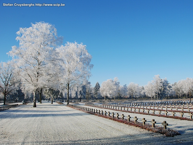 Oorlogskerkhof op ijskoude winterdag Foto's van de Duitse oorlogsbegraafplaats in mijn thuisstad Lommel op een ijskoude en witte zaterdagochtend in december. Het is een van de grootste soldatenkerkhoven uit de 2de wereldoorlog en er liggen 39.091 gesneuvelde Duitse soldaten. Stefan Cruysberghs